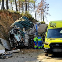 Aparatoso accidente en Extremadura: un camión se sale de la vía y acaba totalmente destrozado