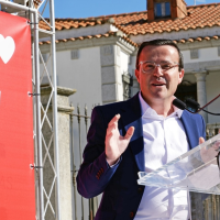 Gallardo lanza una propuesta a Pedro Sánchez frente al pacto en Cataluña