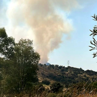 Bomberos forestales luchan contra las llamas en un incendio en Extremadura