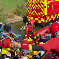 Los Bomberos de Badajoz muestran su profesionalidad en las aguas del Río Guadiana