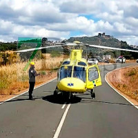 Un chico de 13 años es trasladado en helicóptero tras ser atropellado mientras conducía un patinete