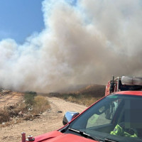 Bomberos de Badajoz trabajan en un incendio en el EcoParque