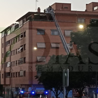 El incendio en el ático de una vivienda de María Auxiliadora alerta a los vecinos