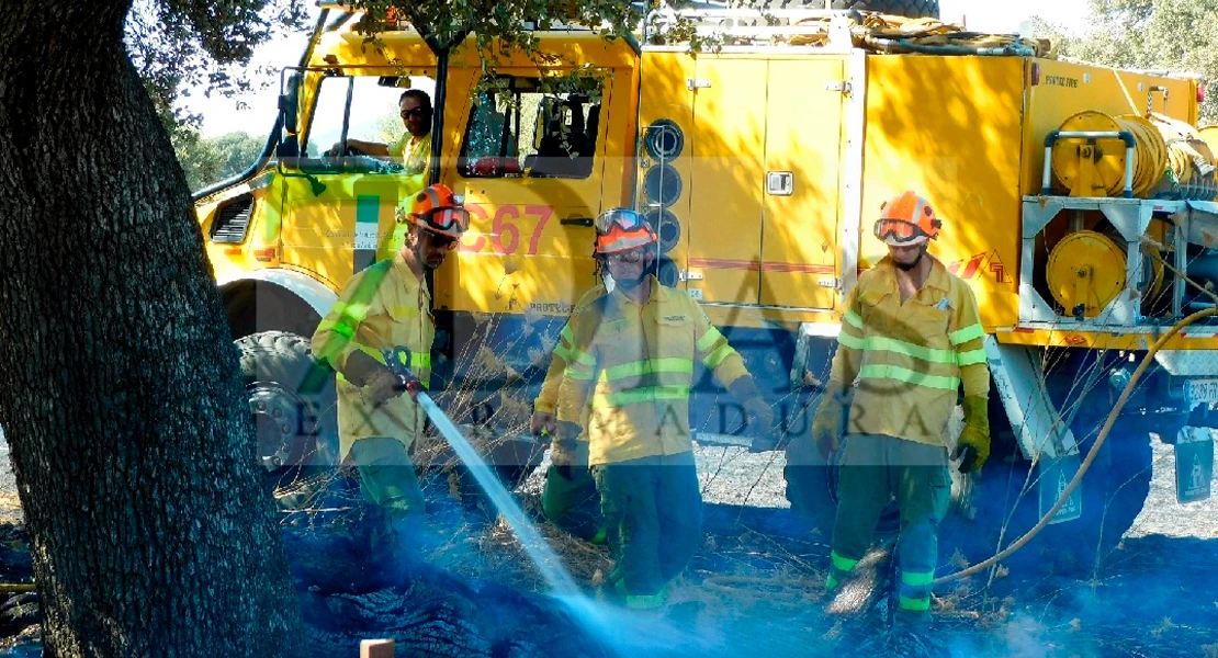 Movilizan un amplio dispositivo por un incendio en La Roca de la Sierra