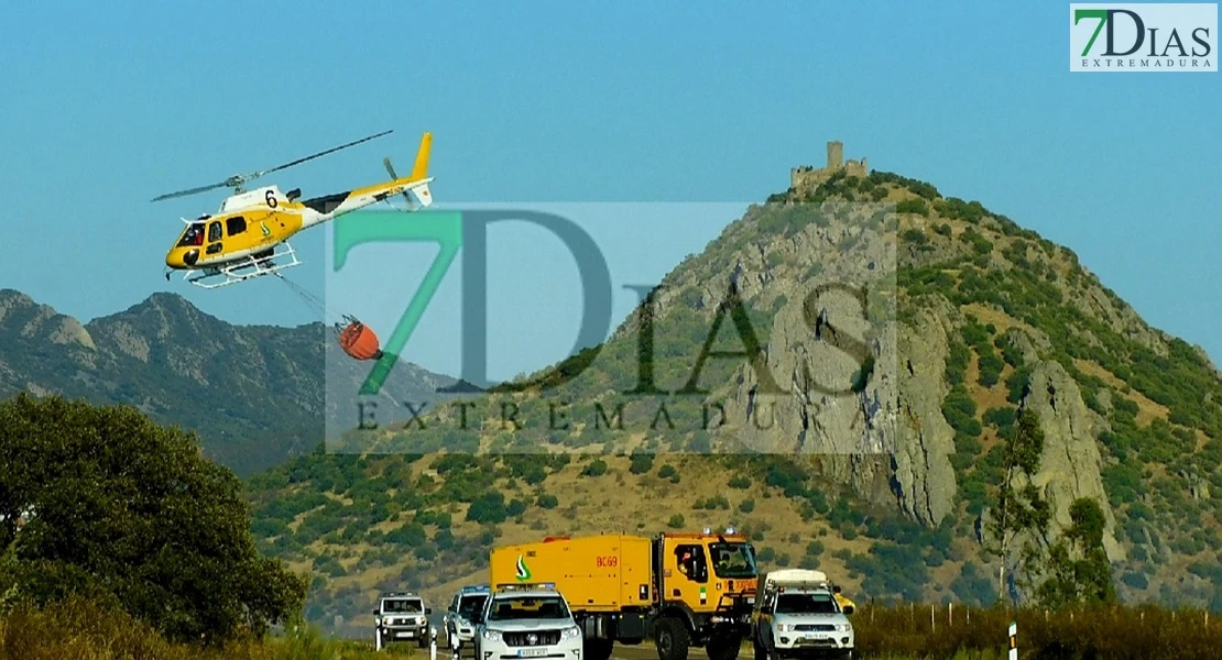 Amplio dispositivo en un grave incendio en Alange (BA)