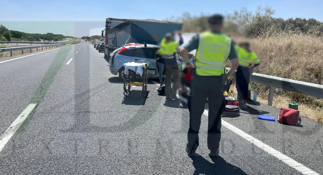 Cuatro personas heridas en un accidente en la A-5: un camión ha colisionado con un turismo