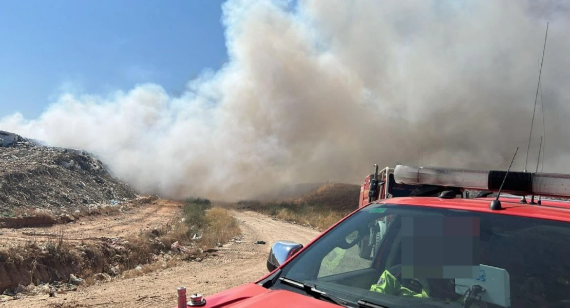 Ardiendo el vertedero de Badajoz