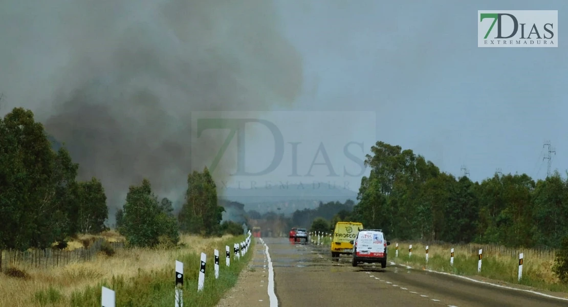 Imágenes y vídeo del incendio a las afueras de badajoz