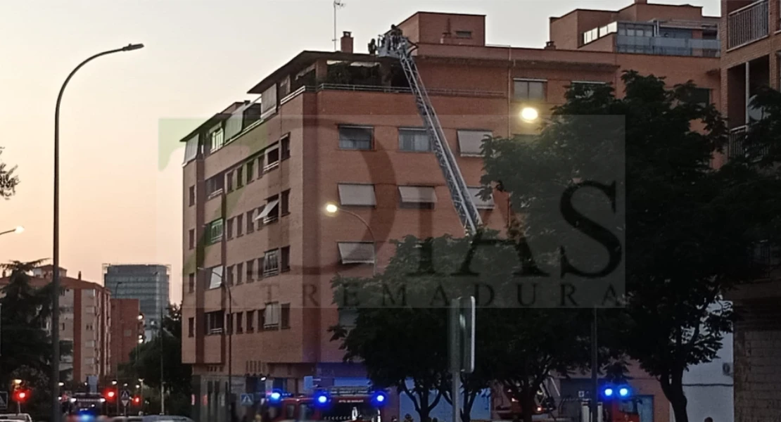 El incendio en el ático de una vivienda de Condes de Barcelona alerta a los vecinos