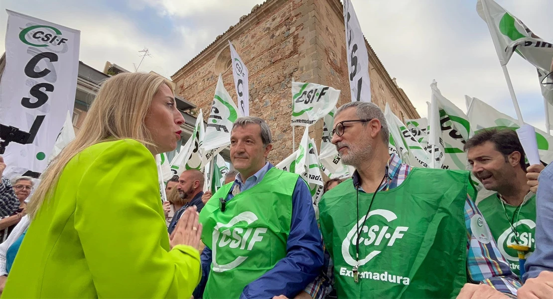 La presidenta de la Junta se acerca a los manifestantes y les hace una promesa