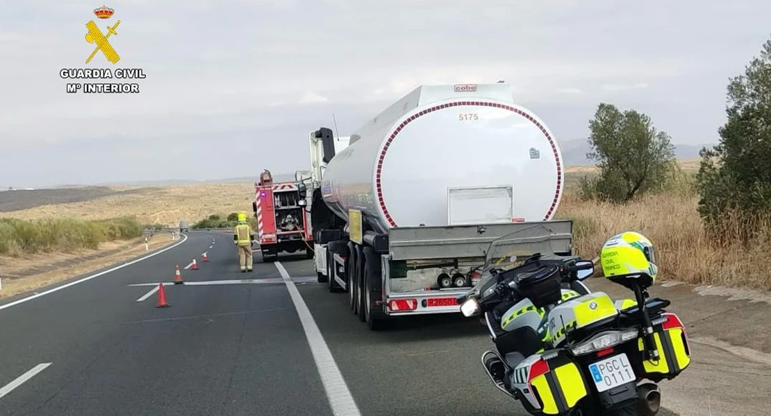 Un vehculo que transportaba mercancas peligrosas provoca un incendio en la A-66