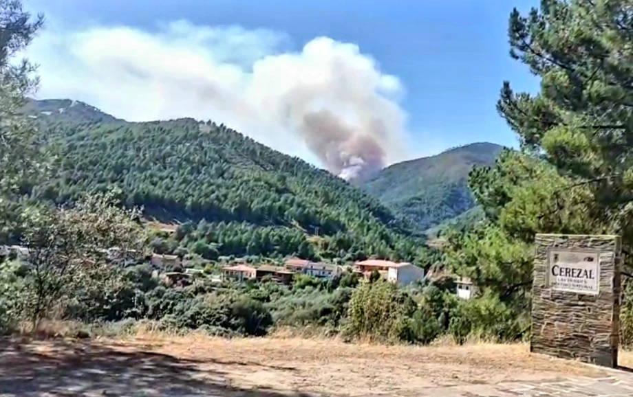 Un amplio dispositivo lucha contra un gran incendio en Las Hurdes