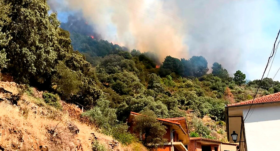 Un amplio dispositivo lucha contra un gran incendio en Las Hurdes