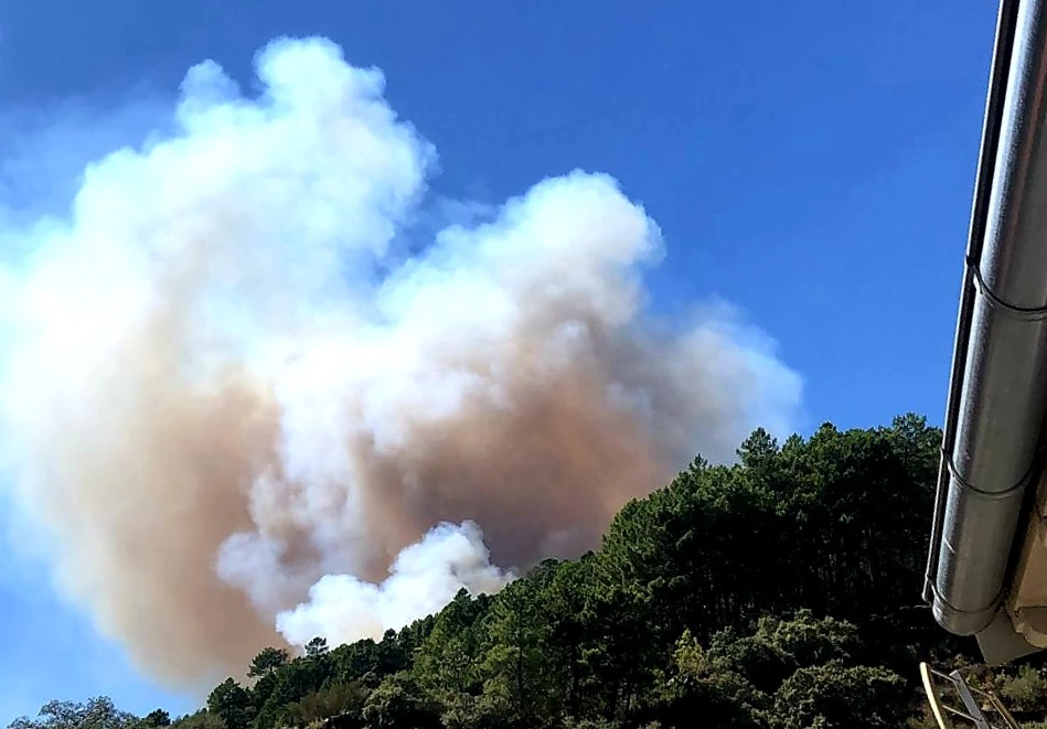 Un amplio dispositivo lucha contra un gran incendio en Las Hurdes