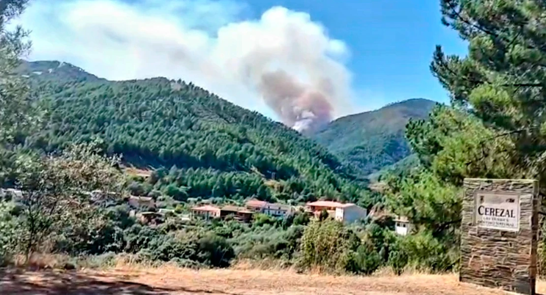 Evacúan a los vecinos de dos pueblos extremeños por la peligrosidad del incendio