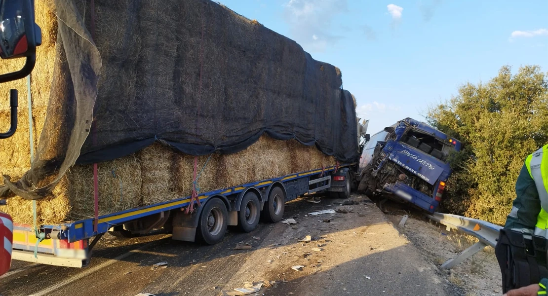 Imágenes del choque entre un camión y un autobús que ha dejado un herido grave