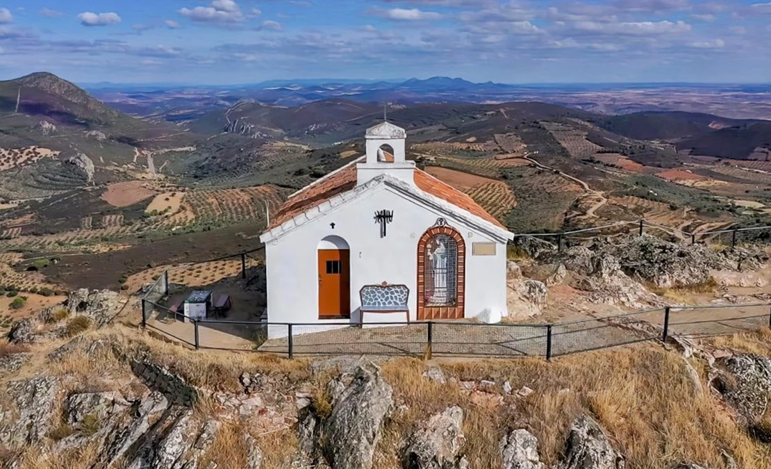 Una mujer sufre una caída de altura una ermita extremeña