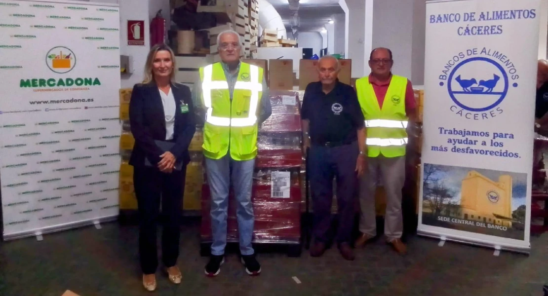 Mercadona entrega más de 1.100 litros de aceite gracias a la solidaridad de sus clientes