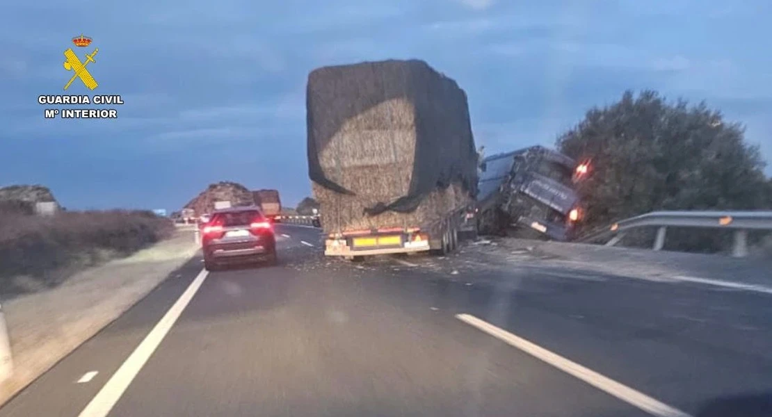 Imágenes del choque entre un camión y un autobús que ha dejado un herido grave