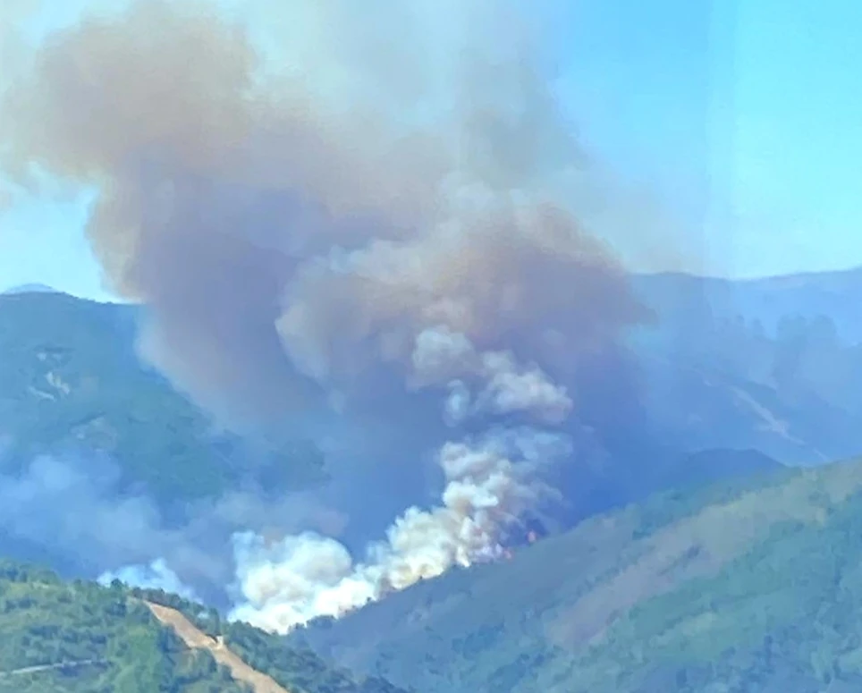 Un amplio dispositivo lucha contra un gran incendio en Las Hurdes