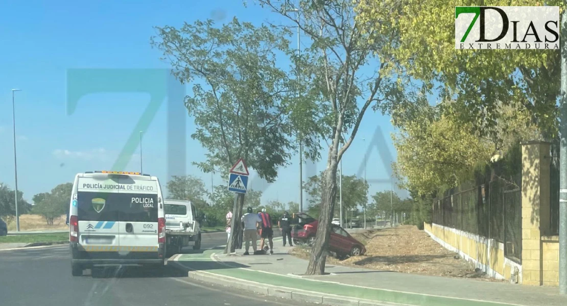 Un coche se sale de la carretera frente a ITA y acaba en el talud de la facultad