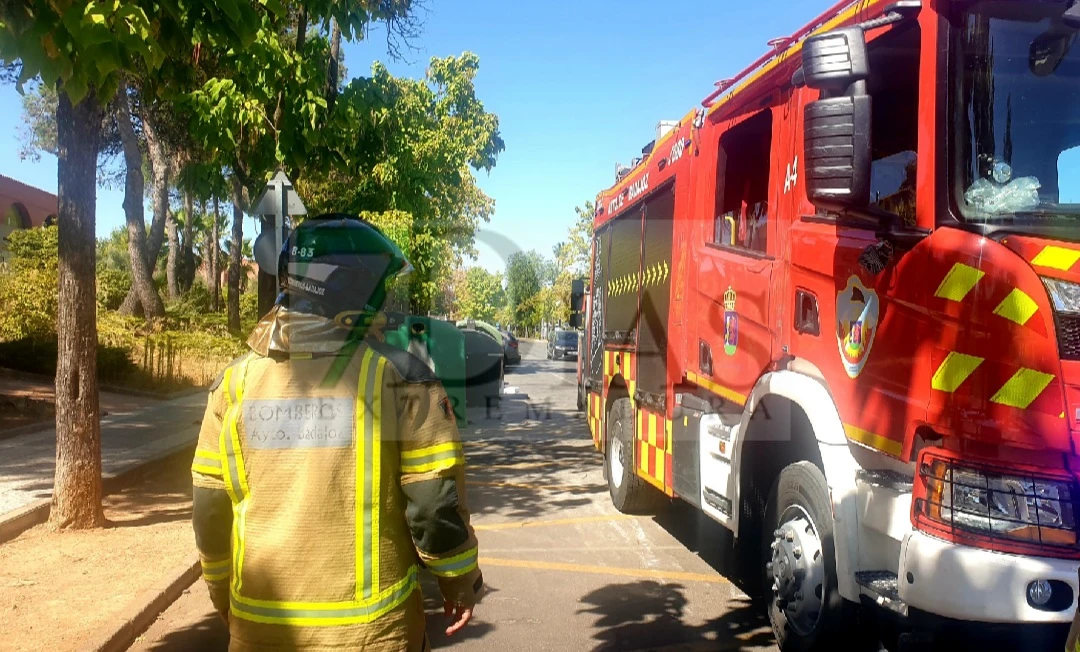 Bomberos trabajan durante una hora en un establecimiento de Badajoz