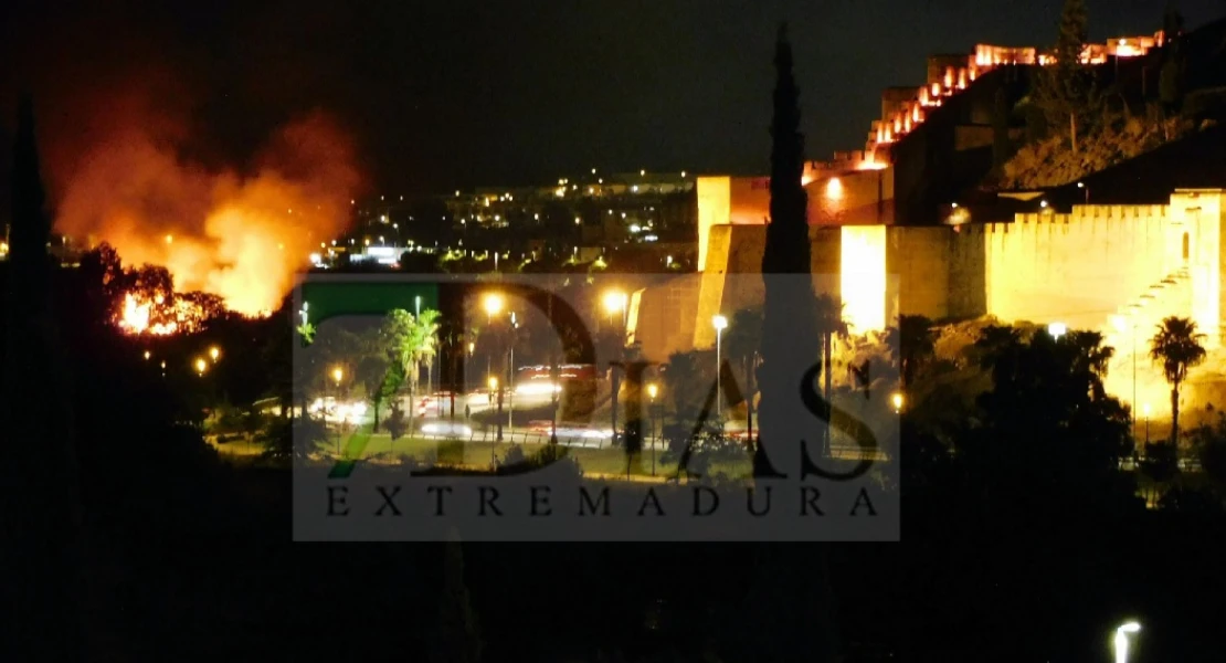 Bomberos de Badajoz trabajan en un incendio frente a la Alcazaba Árabe