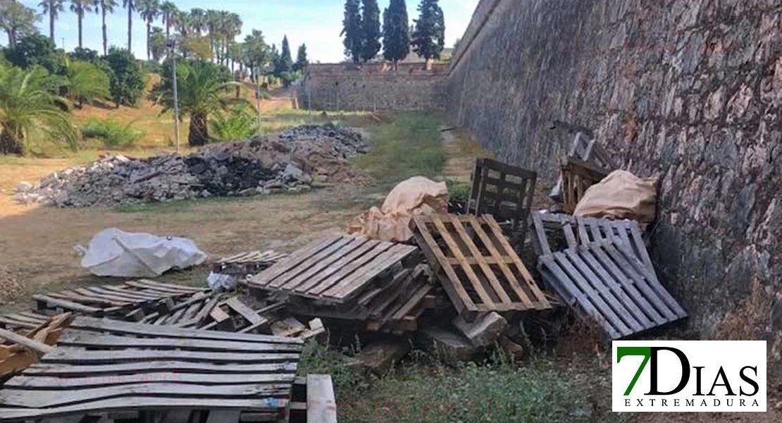 Denuncian al Ayuntamiento la existencia de escombros en una zona de Patrimonio Cultural en Badajoz