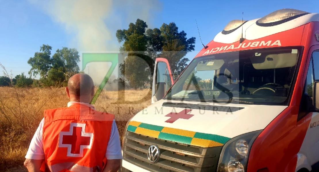 Bomberos de Badajoz extinguen un incendio junto al Azud del Guadiana