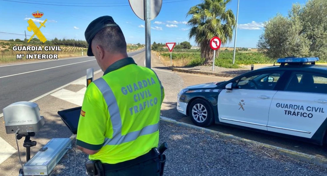 Un matrimonio conduce de forma temeraria en la N-432 con sus hijos de 2 y 4 años a bordo