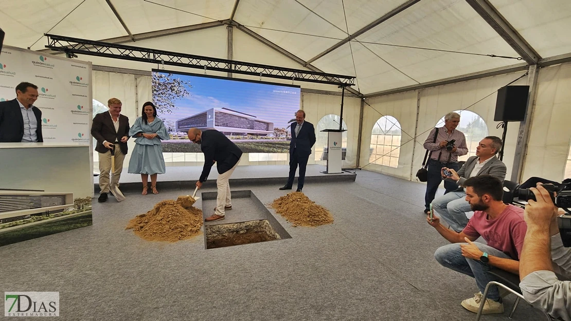 Ponen la primera piedra de lo que será el nuevo hospital de Quirónsalud en Badajoz