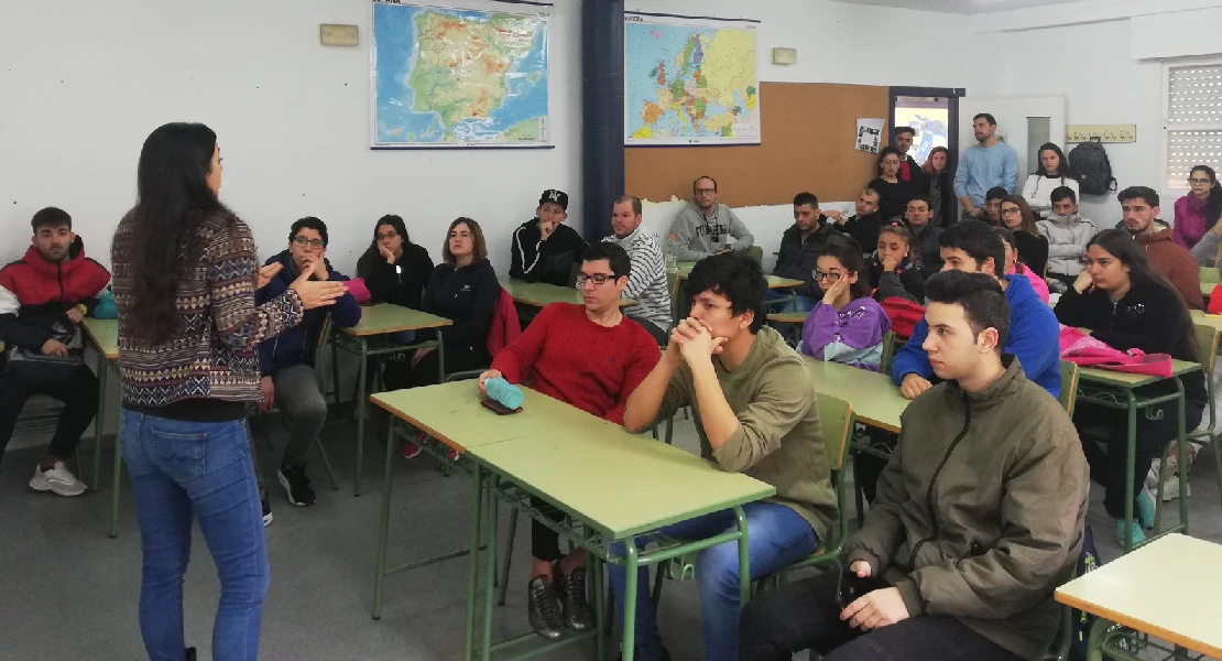 ¿En qué casos pueden acceder a la educación de adultos los menores de 18 años en Extremadura?