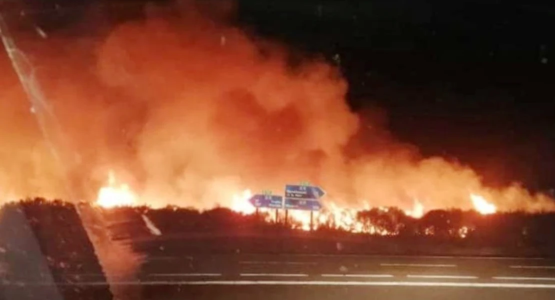 Bomberos forestales de Extremadura evitan que las llamas lleguen a Monfragüe