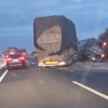 Imágenes del choque entre un camión y un autobús que ha dejado un herido grave