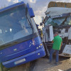 Imágenes del choque entre un camión y un autobús que ha dejado un herido grave