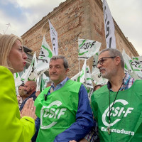 La presidenta de la Junta se acerca a los manifestantes y les hace una promesa