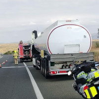 Un vehículo que transportaba mercancías peligrosas provoca un incendio en la A-66