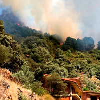 Un amplio dispositivo lucha contra un gran incendio en Las Hurdes