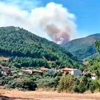 Evacúan a los vecinos de dos pueblos extremeños por la peligrosidad del incendio