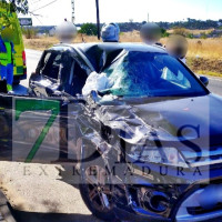 Accidente en la carretera de Corte de Peleas: afectadas una madre y su hija