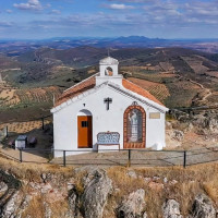 Una mujer sufre una caída de altura en una ermita extremeña