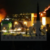 Bomberos de Badajoz trabajan en un incendio frente a la Alcazaba árabe