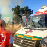 Bomberos de Badajoz extinguen un incendio junto al Azud del Guadiana