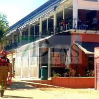 Bomberos trabajan durante una hora en un establecimiento de Badajoz