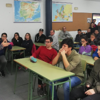 ¿En qué casos pueden acceder a la educación de adultos los menores de 18 años en Extremadura?