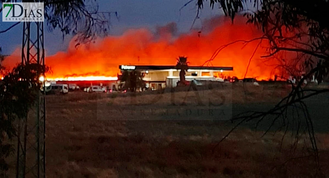 Incendio cercano a una gasolinera en Berlanga (BA)