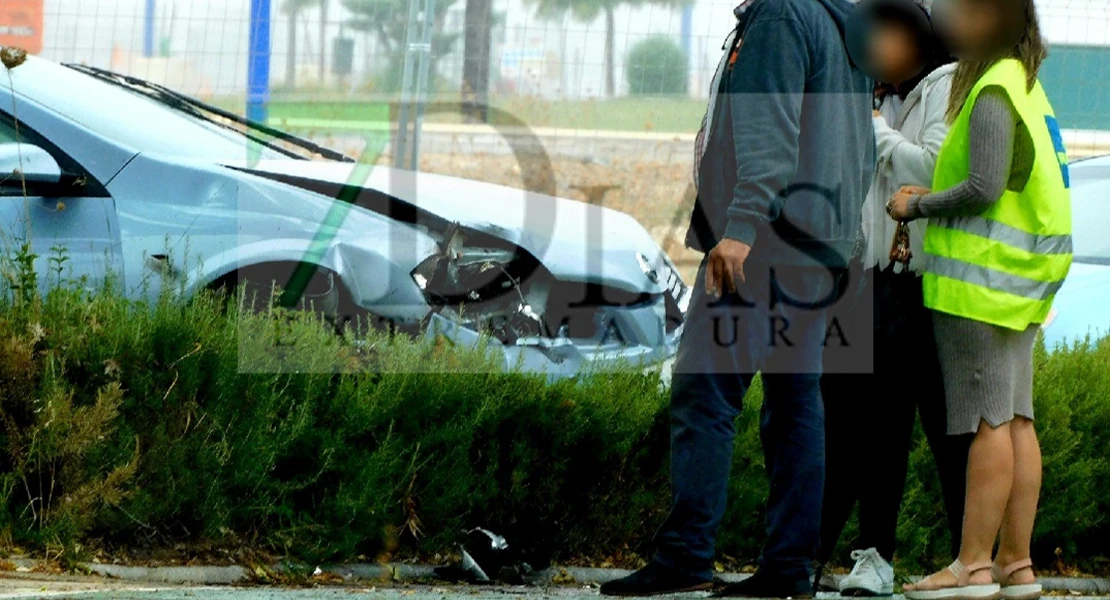 Se empotra un coche en la acera en la avenida de Elvas de Badajoz