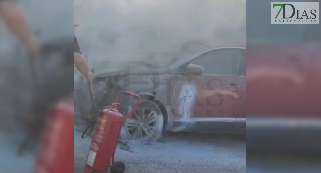 Sale ardiendo un coche en Badajoz