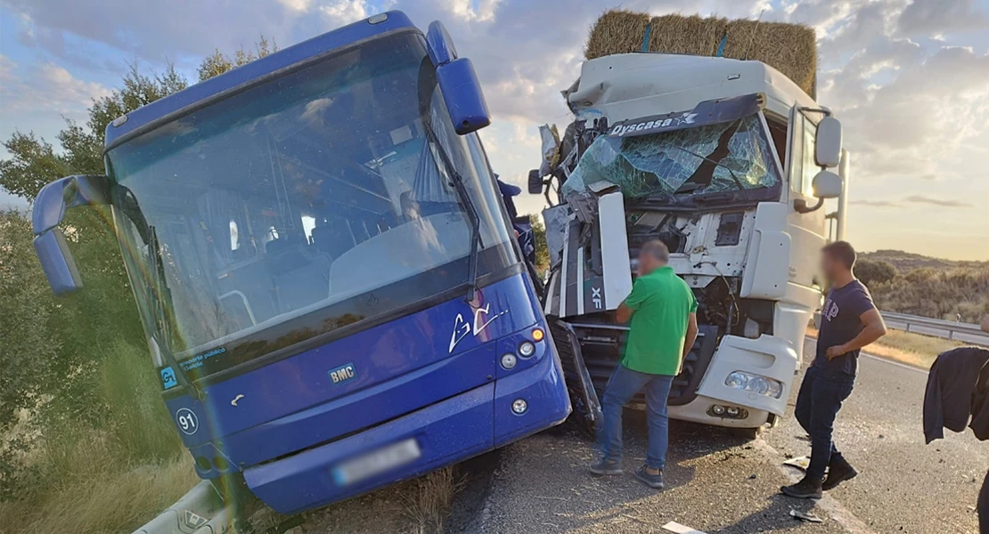 Imágenes del choque entre un camión y un autobús que ha dejado un herido grave