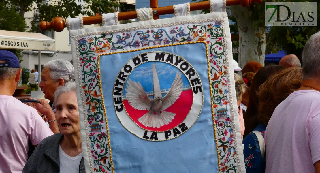 La plaza de San Francisco se llena de alegría y fiesta para celebrar el Día de los Mayores